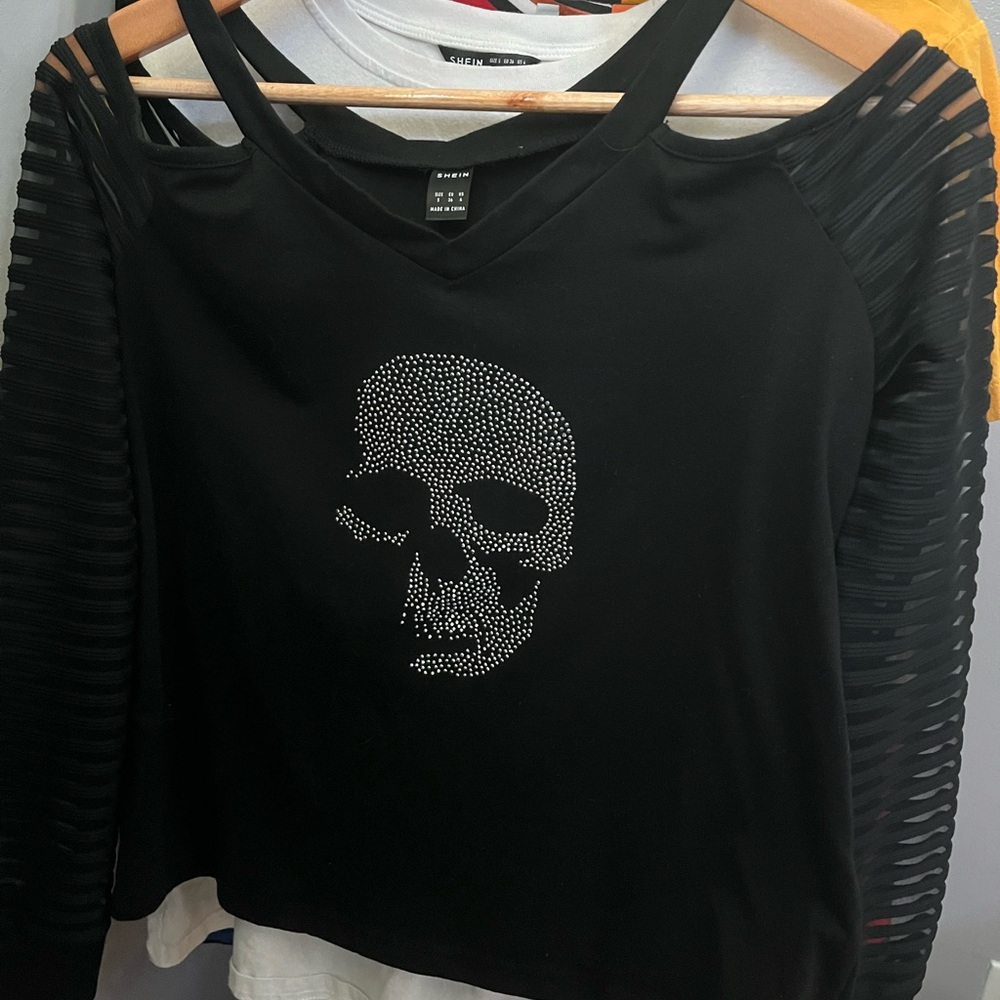 Black long sleeve V-neck skull shirt